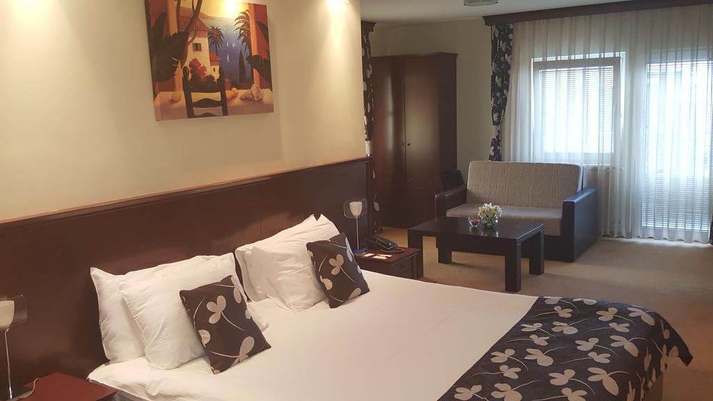Garni Hotel Contact Belgrado Exterior foto